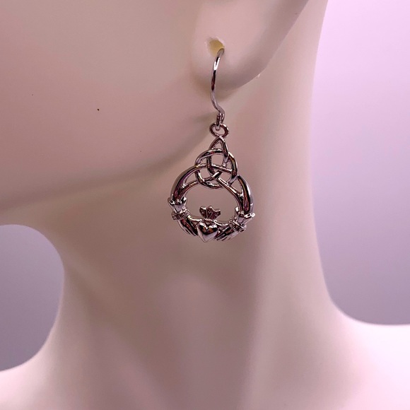 Claddagh style earrings - Picture 1 of 2